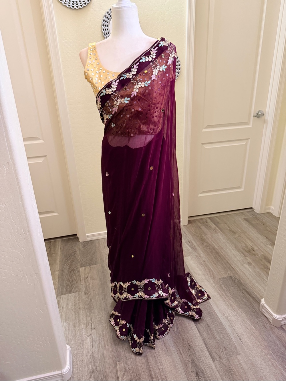 Wine color saree with blouse - Picture 4 of 9